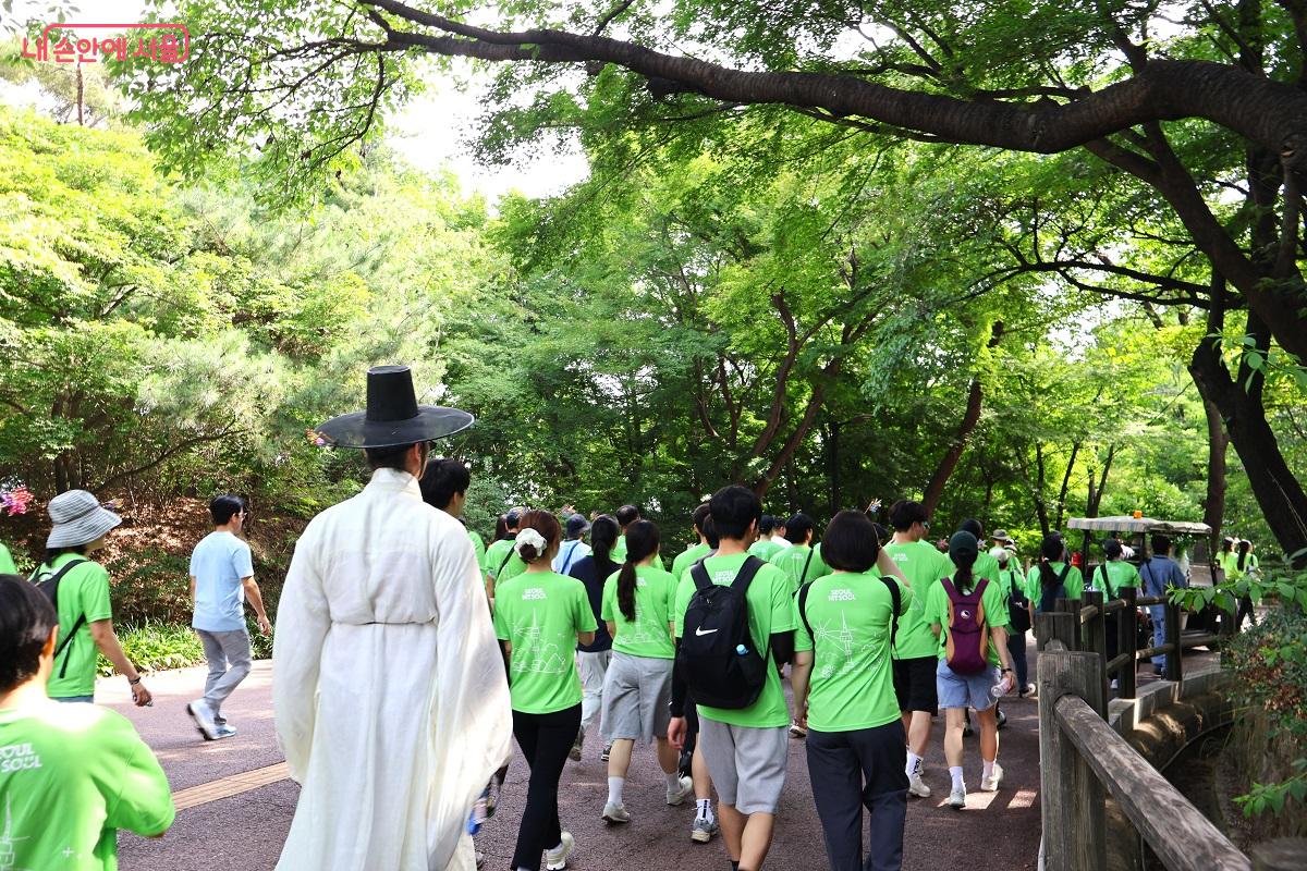 싱그러운 남산 숲 궁궐을 줄지어 걷는 시민들 &copy;이봉덕