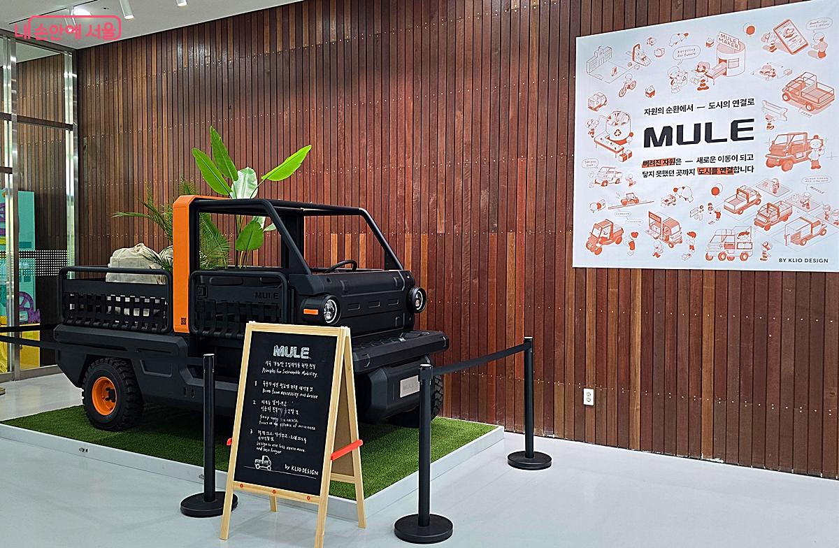 1층 로비에서는 기획전시 <MULE>이 전시되고 있다. &copy;조성희