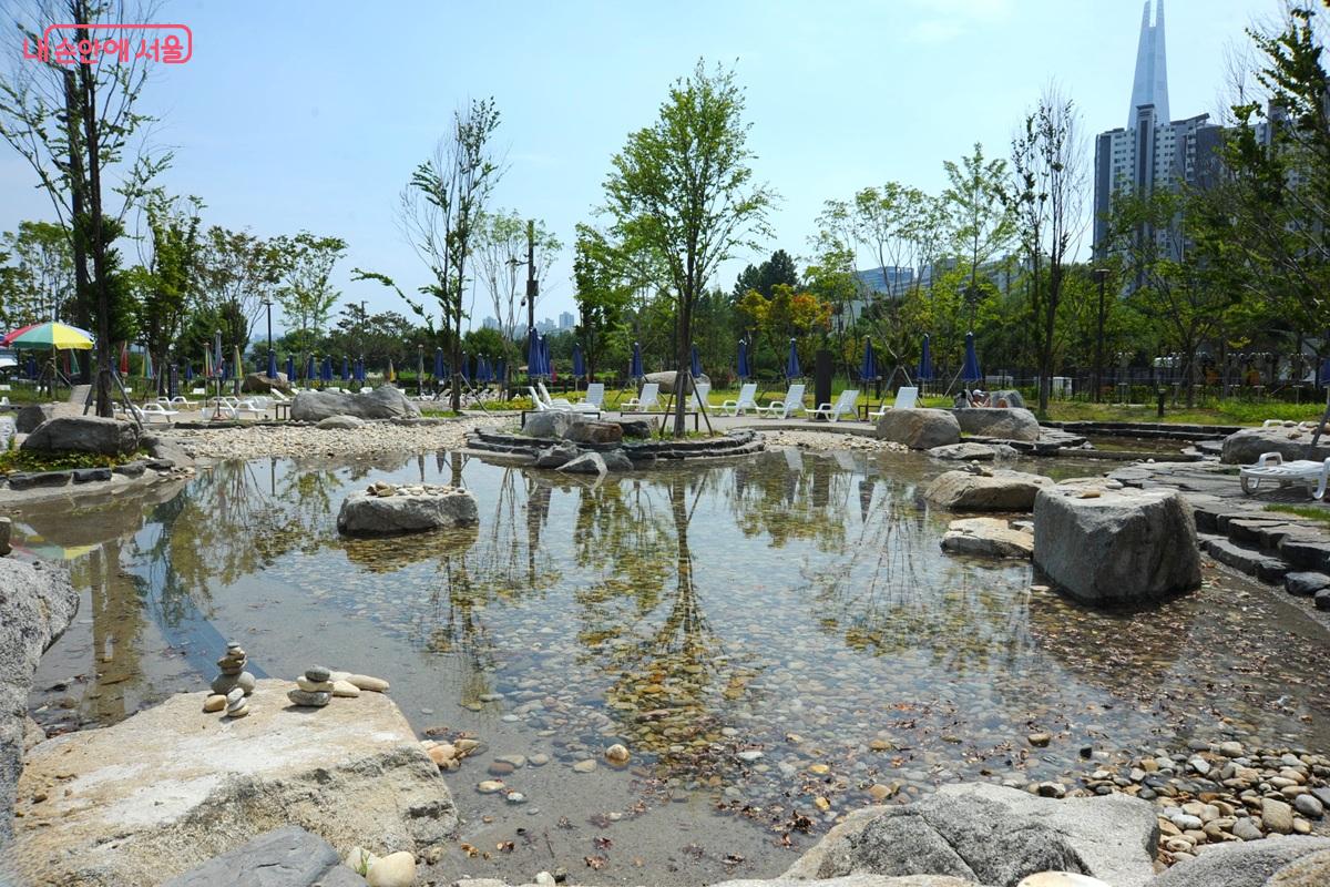 자갈밭 물길에서 물놀이를 할 수 있는 잠실 물놀이장의 ‘자연형 계류’ ©조수봉