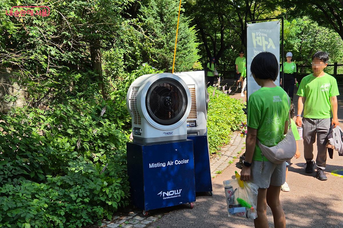 걷기 구간 곳곳에 설치된 대형 선풍기가 더위에 지친 참가자들의 열기를 식혀준다. 