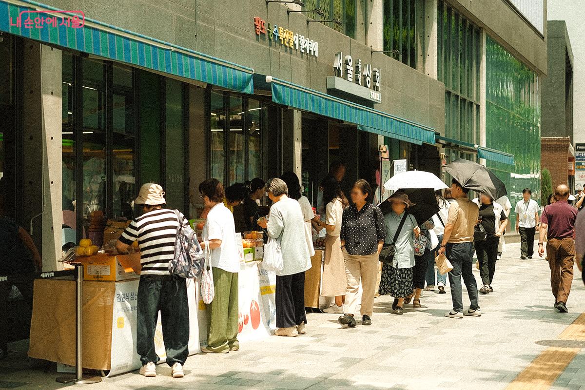 서울동생상회 외부 매대에 진열된 형형색색 제철 과일들이 시민들의 눈길을 끌고 있다. ©김아름