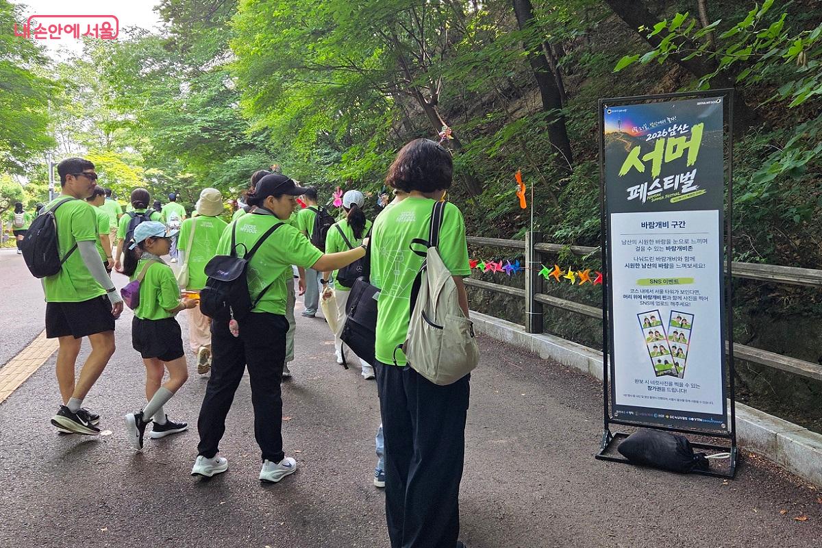 알록달록 돌아가는 바람개비들이 참가자들을 반기는 &lsquo;바람개비 구간&rsquo; &copy;이상돈