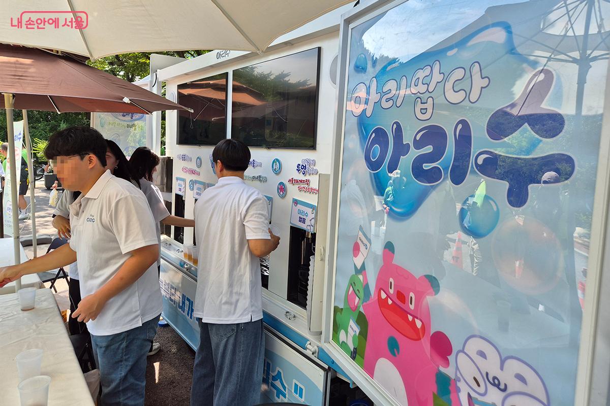 팝업존에는 커피는 물론 아이스티와 자몽티 등 다양한 음료를 마실 수 있다.