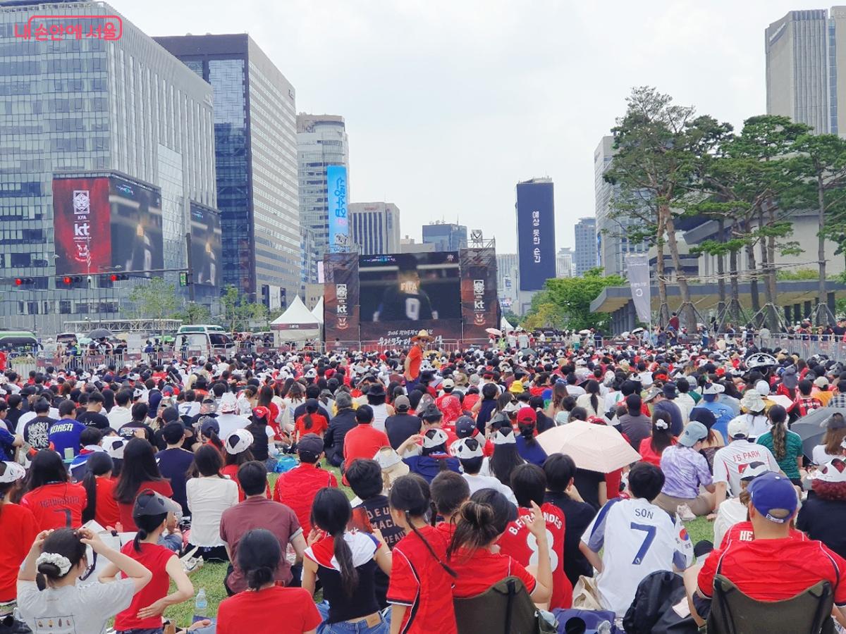 월드컵 멕시코전이 열린 날, 광화문광장 일대에는 약 1만 8,000명의 시민이 모였다. ©김병규