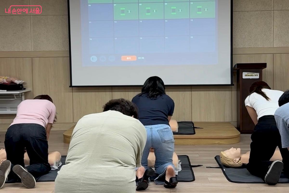 이론뿐만 아니라 실제 상황을 가정해 직접 따라 해보는 실습 중심으로 진행됐다. ©임수영
