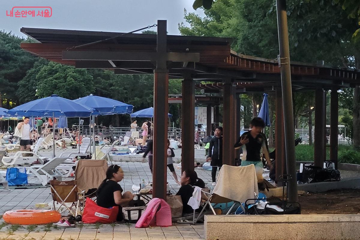 뚝섬한강공원 수영장 옆 그늘 쉼터에서 시민들이 휴식을 취하고 있다. &copy;조연