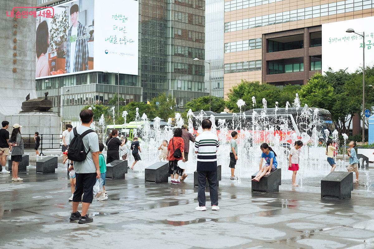 이순신 장군 동상 앞 명량분수에서 시원한 물놀이를 즐기는 어린이들 ©김아름