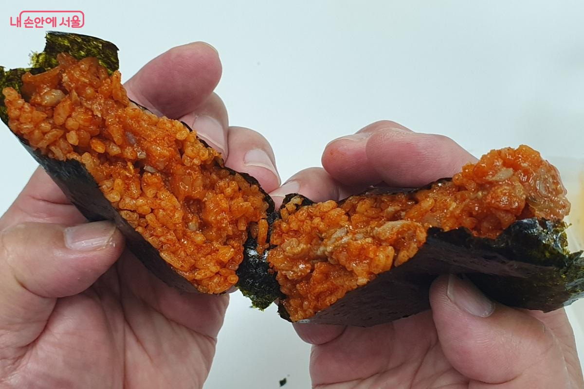 저당 고추장 소스와 불고기를 조합한 '서울 저당불고기비빔 삼각김밥' &copy;김병규