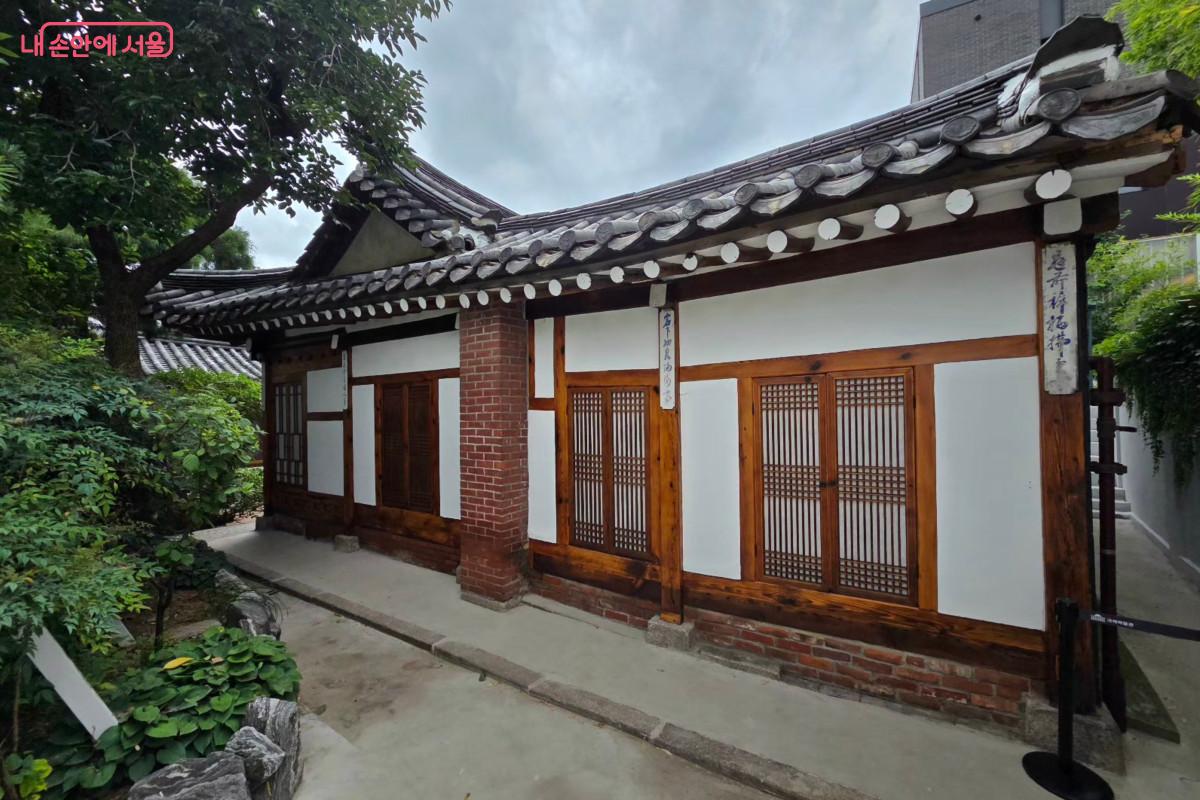 고즈넉한 분위기의 제헌국회전시관 한옥 건물 &copy;최정윤