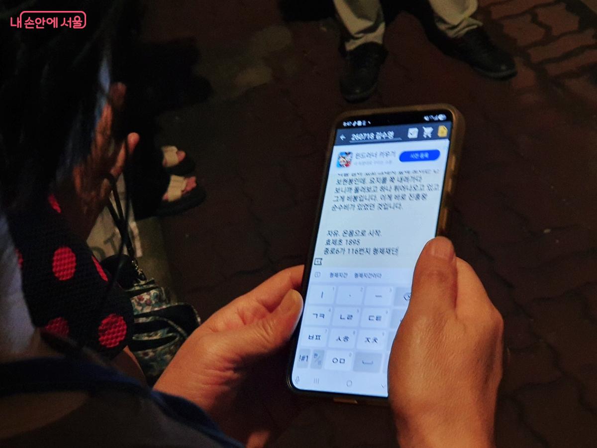 문학기행 해설을 꼼꼼히 받아 적으며 몰입 중인 참가자의 모습 &copy;엄윤주