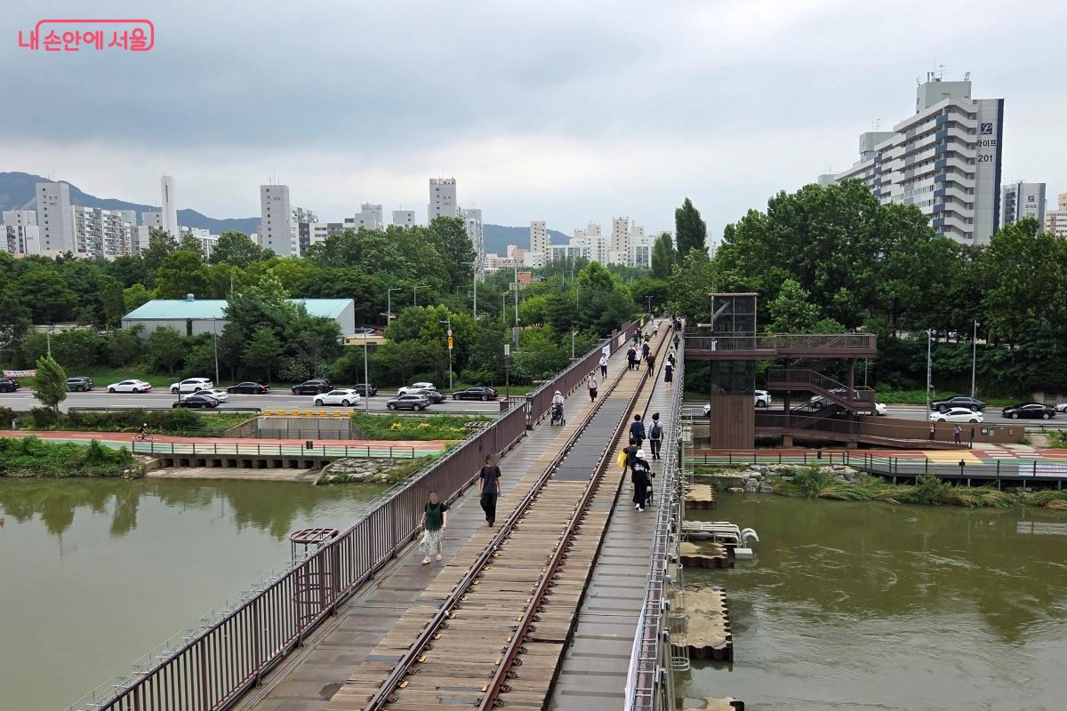 수변전망대에서 중랑천과 경춘철교를 바라본다. ⓒ김미선