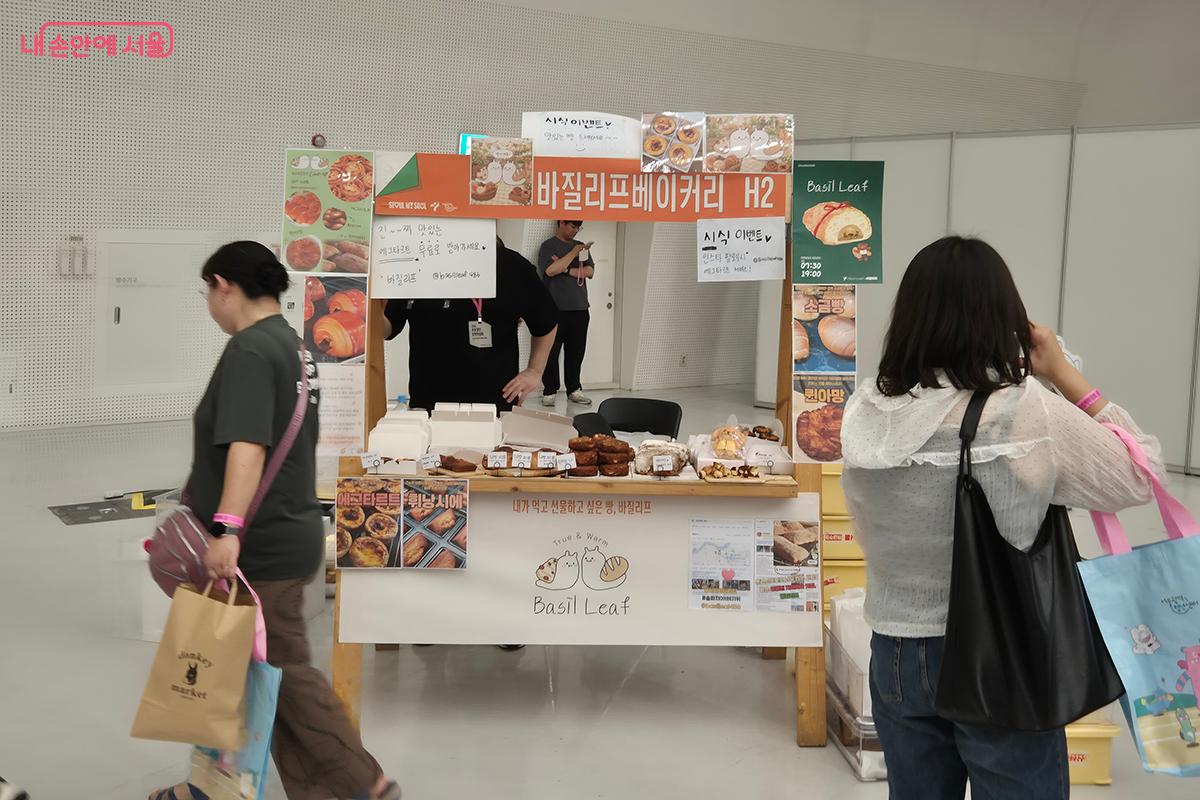마켓존에서는 청년 창업자들이 만든 다양한 음식을 판매한다.