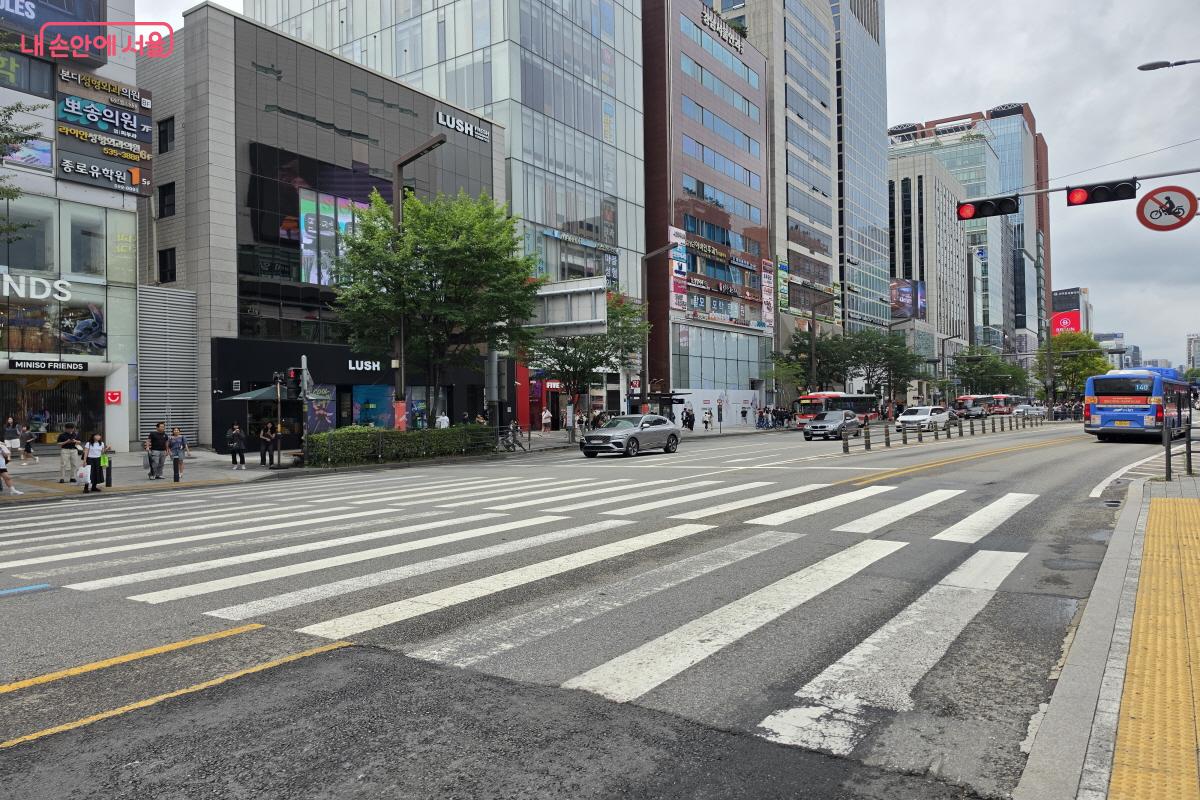 강남역 11번 출구와 가까운 횡단보도 &copy;조송연