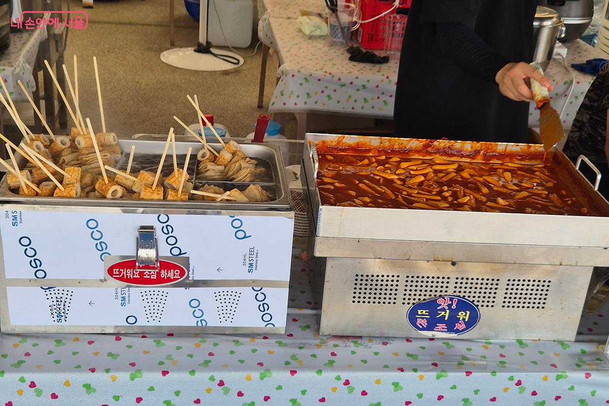 수영장 내 매점에서 물놀이 최고 인기 먹거리인 어묵과 떡볶이 &copy;이혜숙