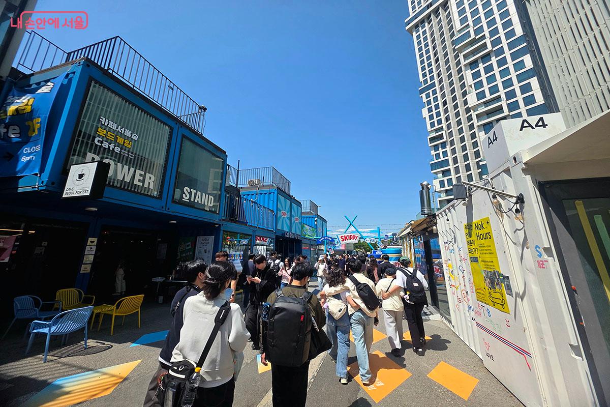 성수동 언더스탠드에비뉴는 외국인 관광객들에게 새로운 'K-컬처의 성지'로 떠올랐다. ©이정민
