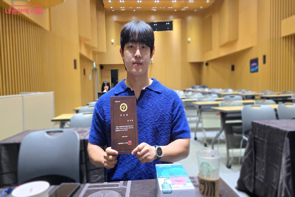 &lsquo;서울형 세이프 맘 데이터 프리패스&rsquo;를 제안해 우수상을 받은 문석진 씨 &copy;김윤경