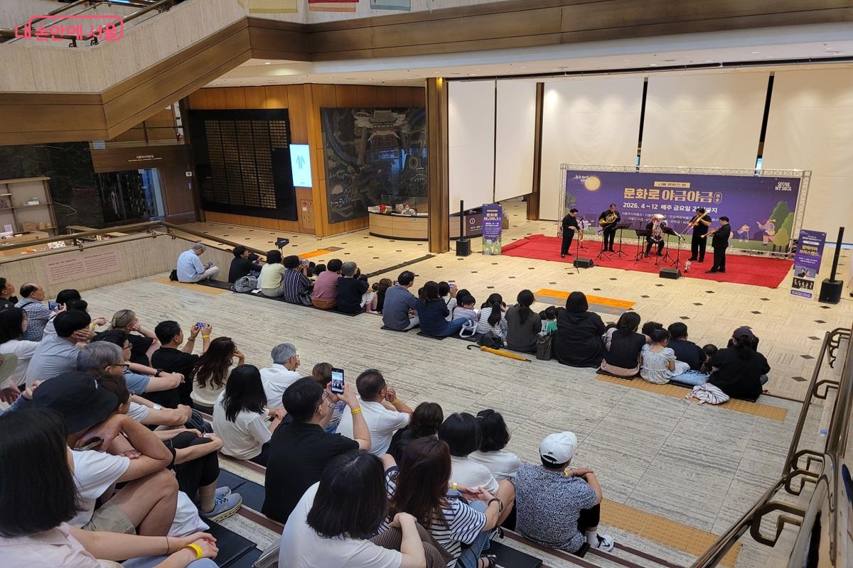 '문화로 야금야금'의 일환으로 서울역사박물관 로비에서 브라스밴드 공연이 열렸다. ©조연