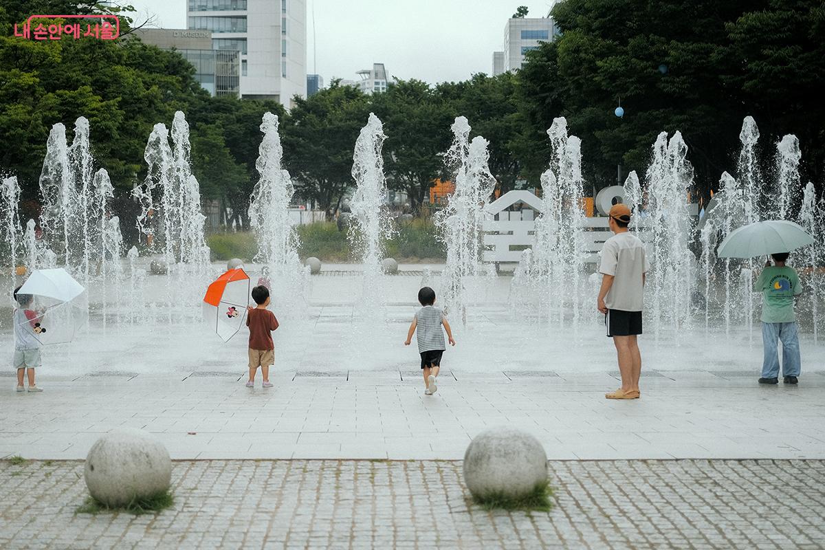 바닥분수는 성수기인 7~8월 동안 정오부터 오후 4시까지 매회 30분간 가동된다. ©김아름