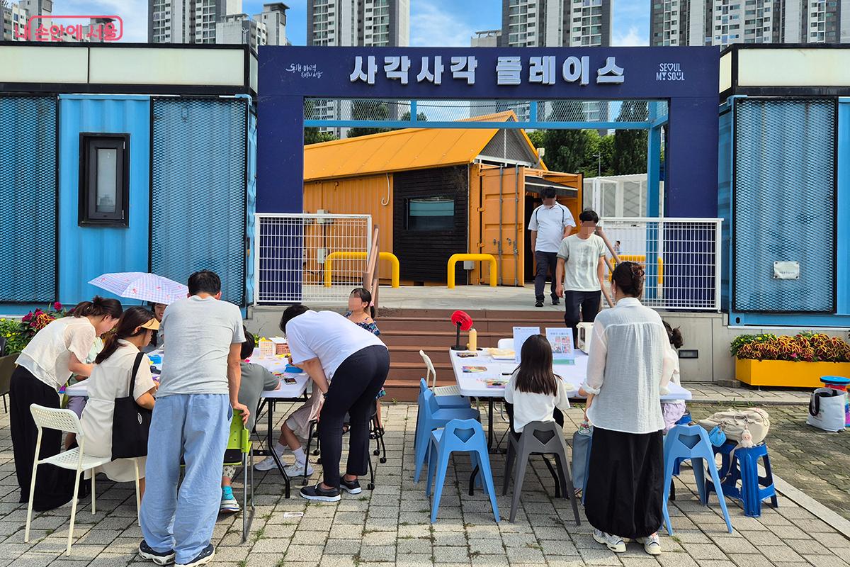 잠실한강공원에서 창작 체험 프로그램 ‘한강 사각사각 아트플레이스’가 진행됐다. ©이혜숙