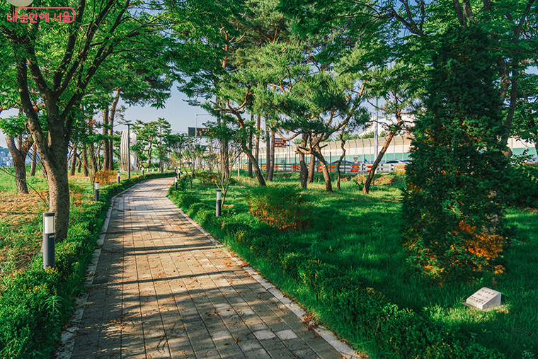 전망대, 산책로 등을 갖춘 복합형 공간으로 조성됐다. 