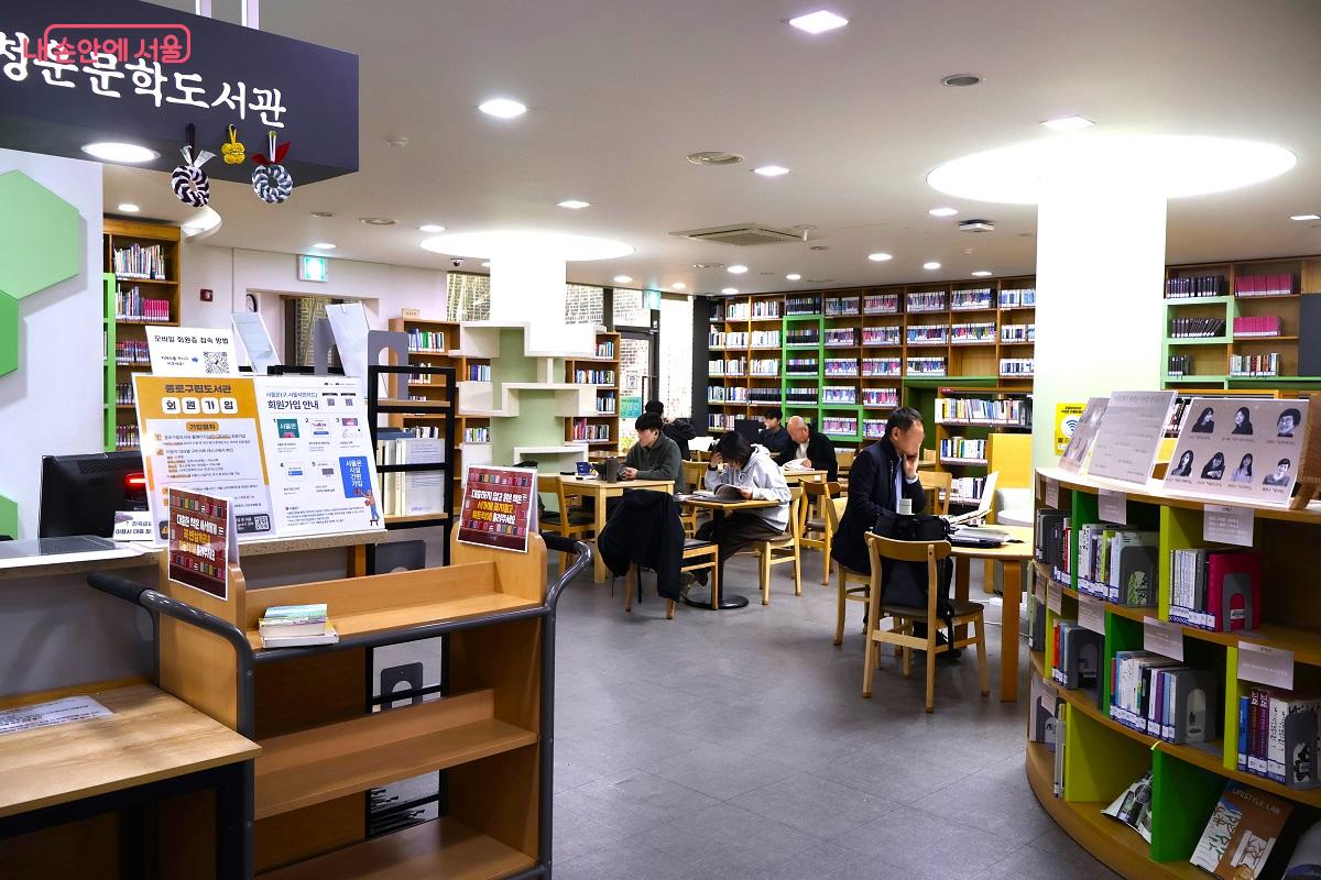 문학 서가를 갖춘 지하 1층 일반 열람실 &copy;김대진