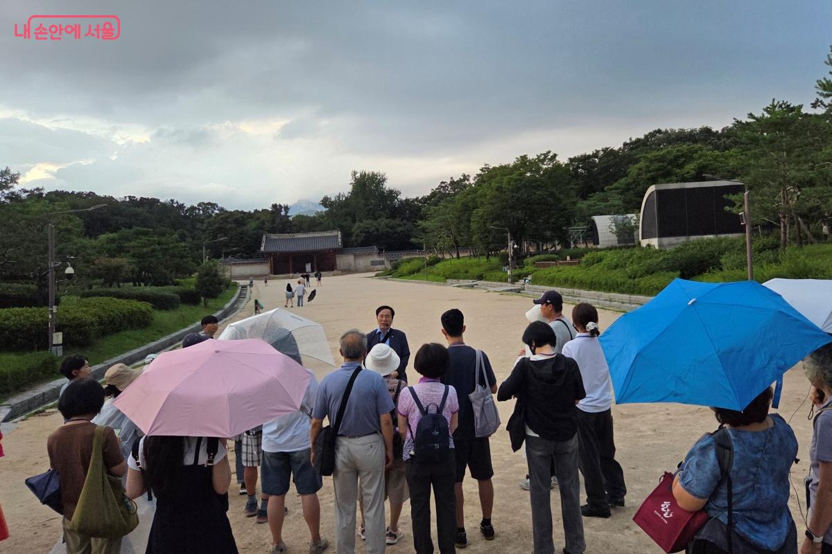 세계문화유산 종묘 앞, 북한산 보현봉을 바라보며 해설을 들었다. &copy;김미선