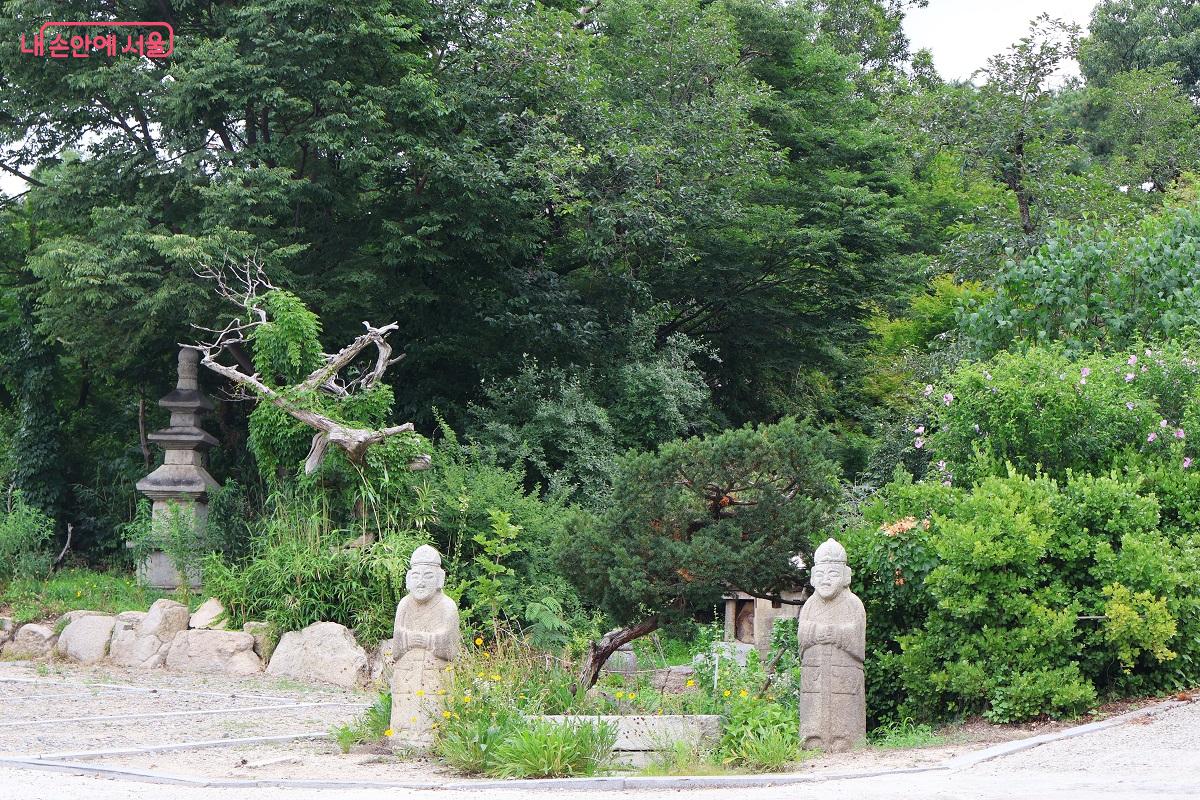 석탑과 문인석이 자리한 간송의 뜰 &copy;김대진