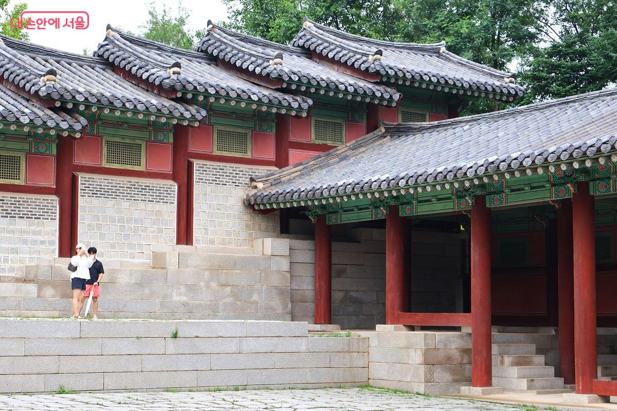 겹겹이 이어진 경희궁 회랑의 기와 지붕 &copy;김대진