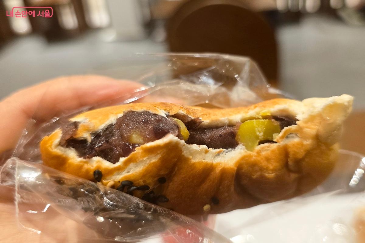 빵 안에 맛있는 밤이 많이 들어 있어 고소하게 씹히는 맛이 좋다. &copy;김윤경