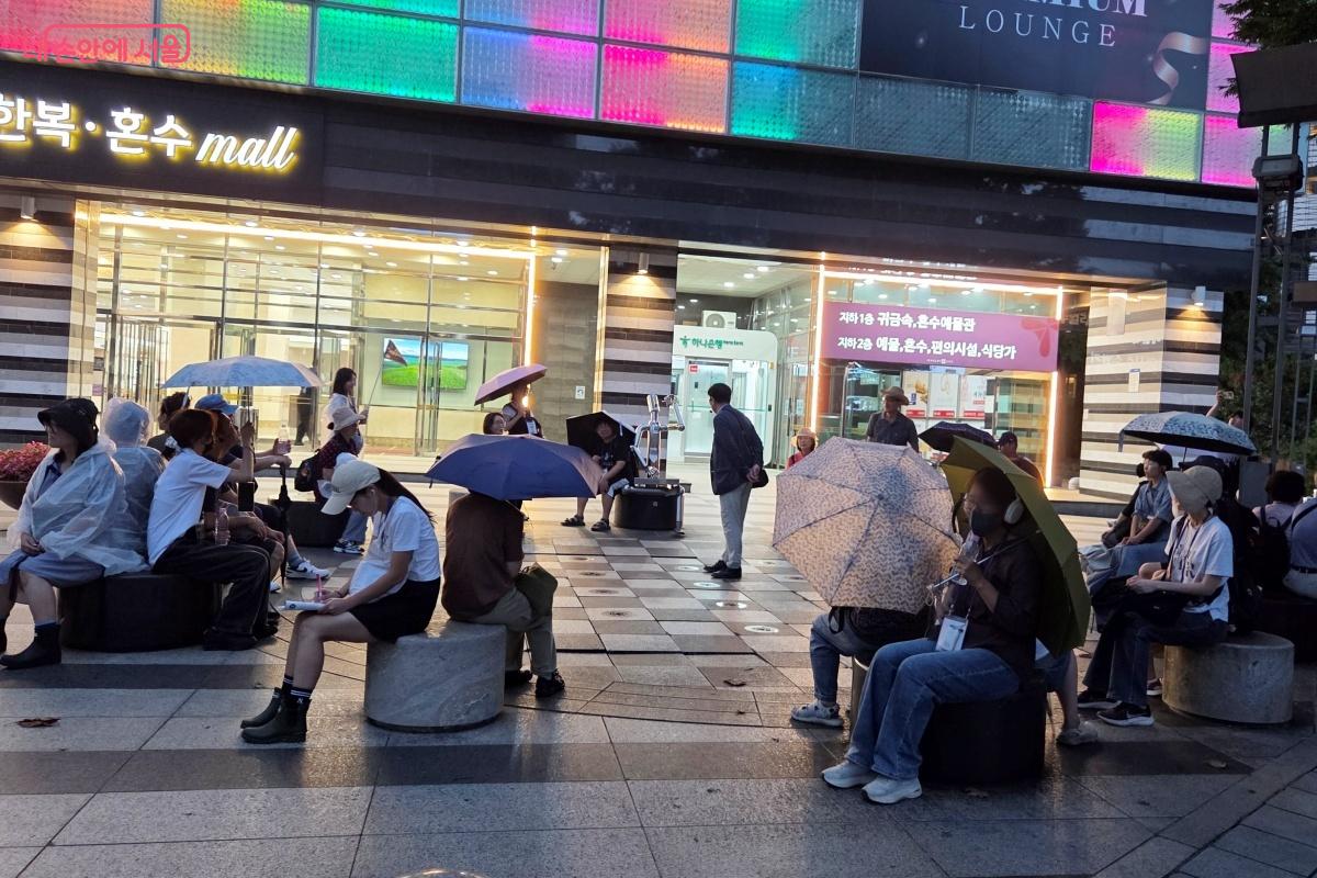 어둠이 내린 시간, 종로거리에 앉아 해설을 듣기도 했다. &copy;김미선