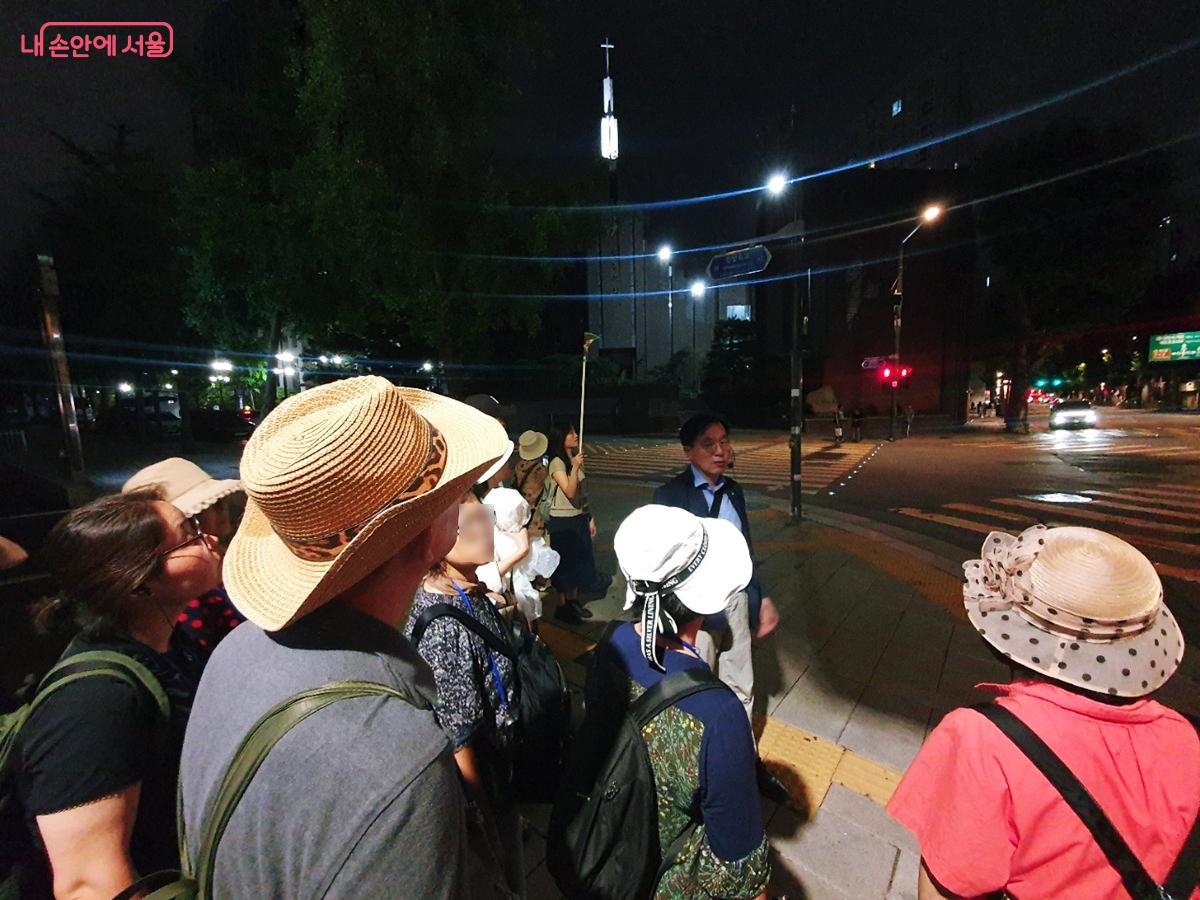서울문학기행은 도보기행과 문학강연으로 구성된다. 그중 도보기행은 서울을 걸으며 작품을 만날 수 있다. &copy;엄윤주