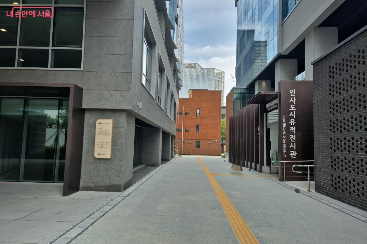 오른쪽은 계단 입구, 왼쪽은 엘리베이터용 입구