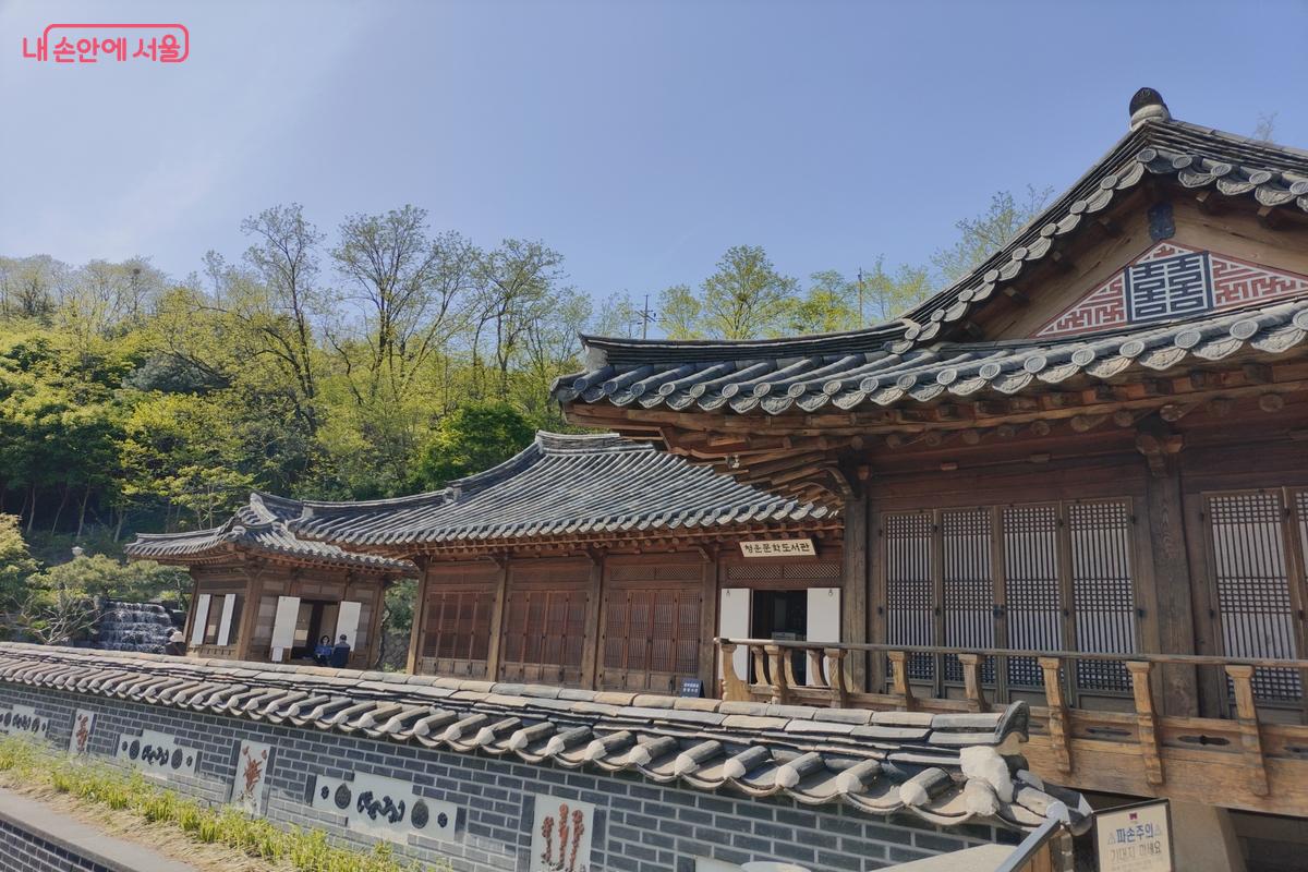 청운문학도서관은 한옥으로 된 아름다운 도서관으로 누구나 좋아하는 공간이다. &copy;김은주