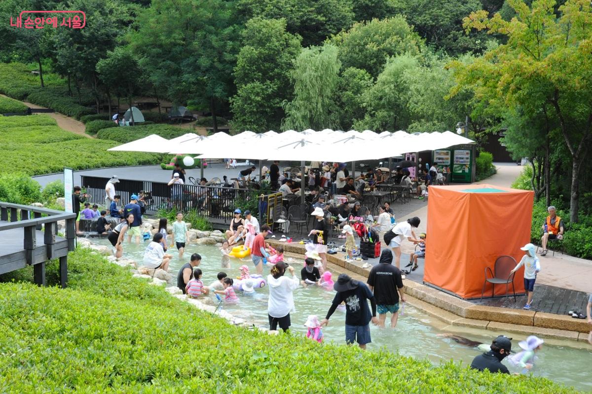 물놀이터 주변으로 충분한 그늘막이 설치돼 있다. ©조수봉