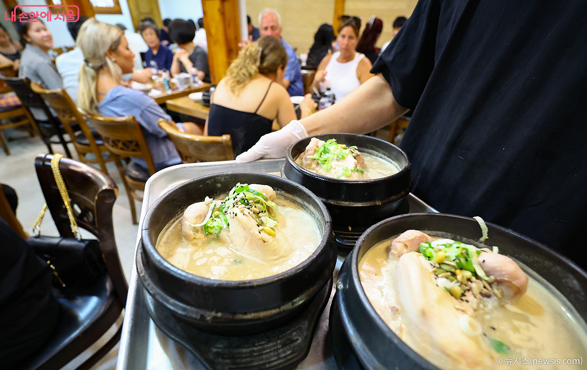 서울의 한 삼계탕집 직원이 삼계탕을 나르고 있다.