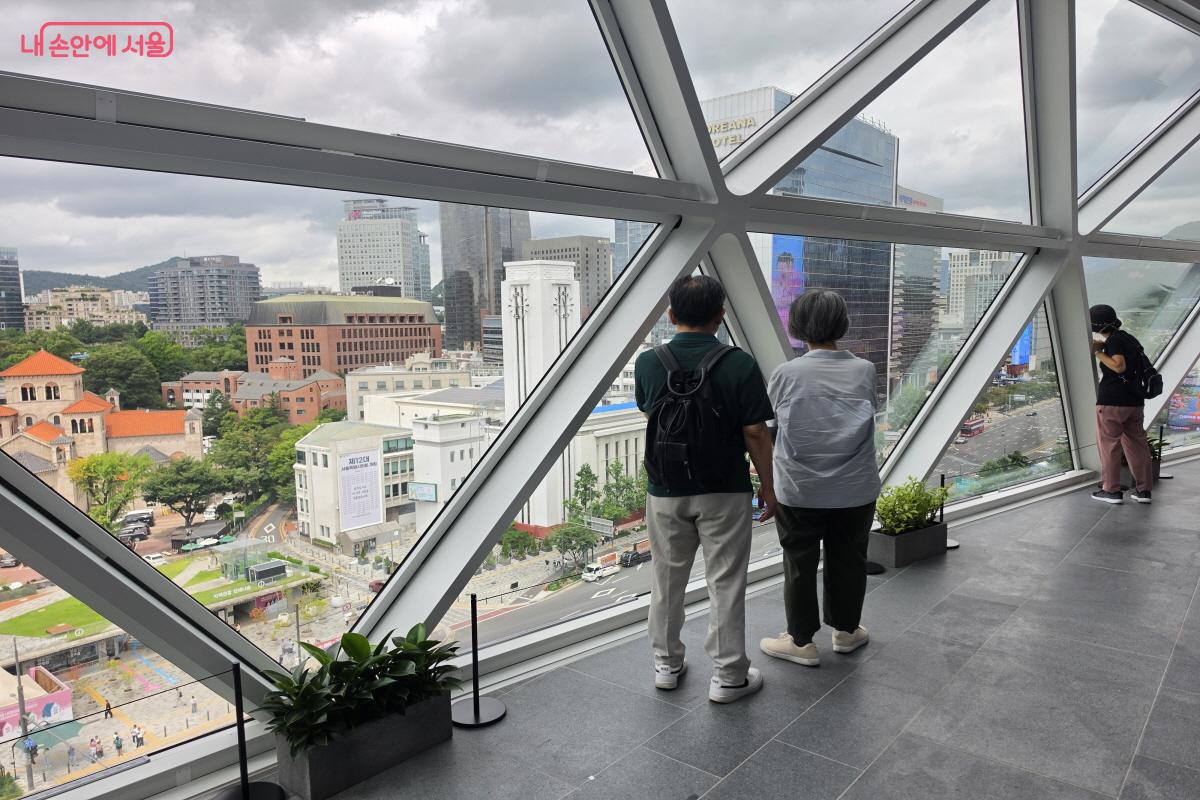 전망대에서 서울 풍경을 바라보는 시민들