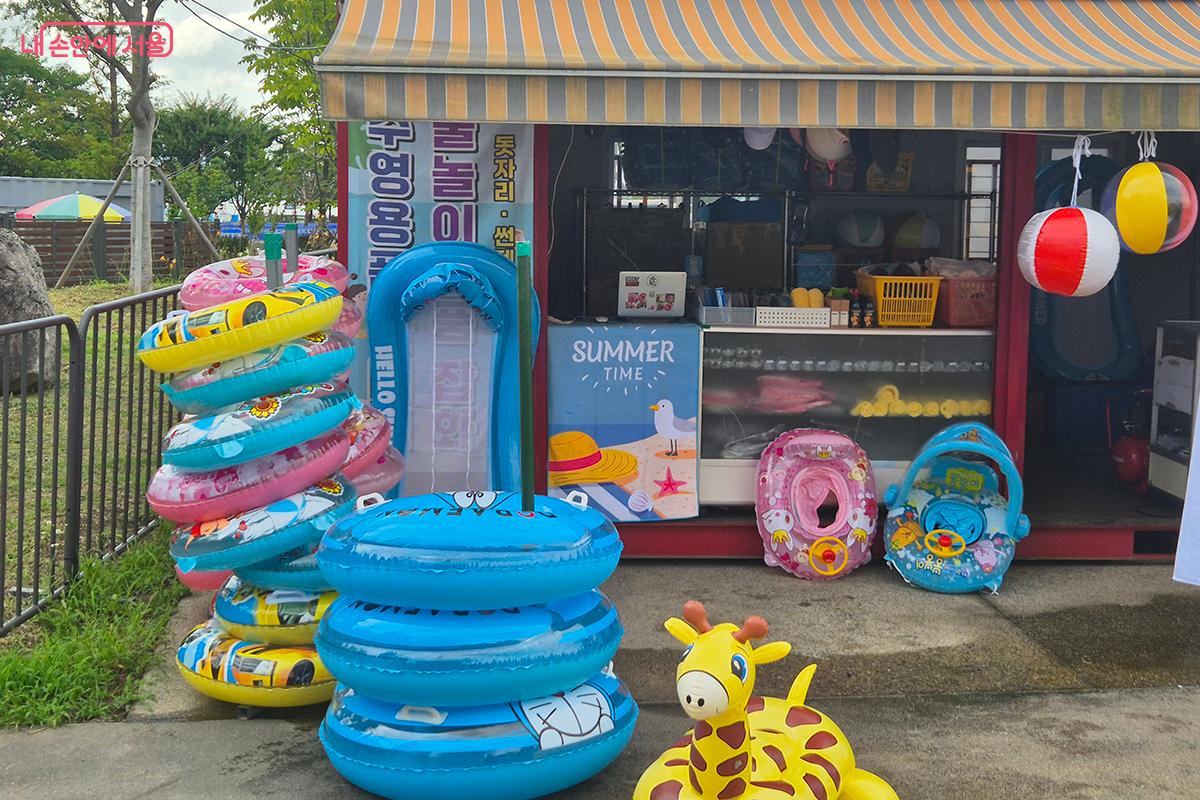 고무 튜브, 고무공 등 다양한 물놀이 기구를 저렴한 가격으로 빌리는 물놀이용품 대여소 ©이혜숙