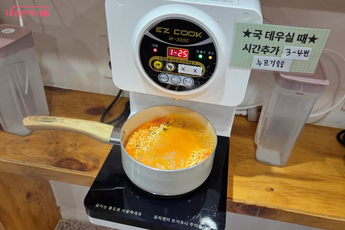 자동으로 물이 나오고, 시간이 지나니 물이 끓기 시작한다. &copy;김미선