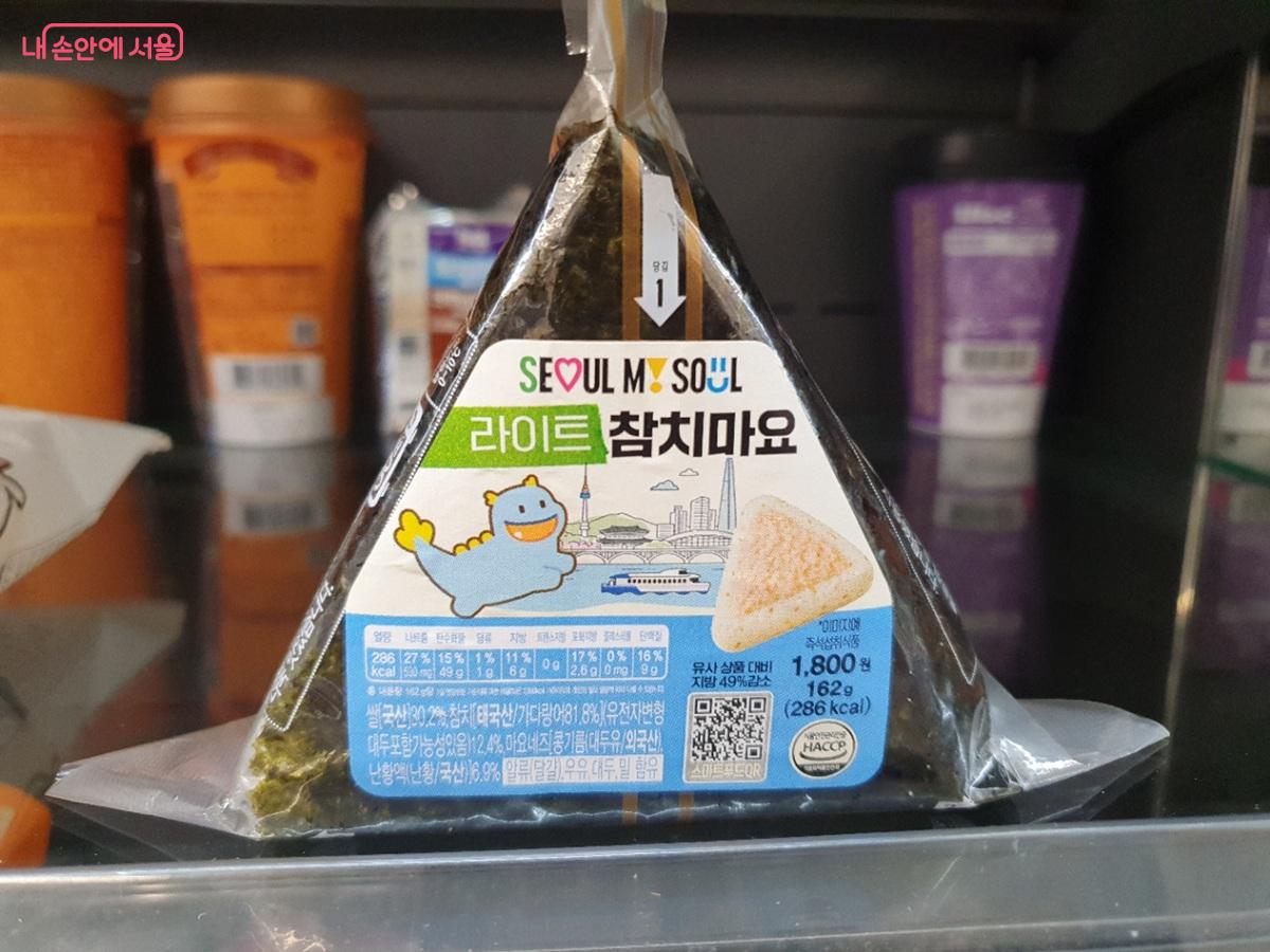 서울시가 선보인 &lsquo;라이트 참치마요 빅삼각김밥. 패키지에 소울프렌즈 캐릭터가 담겨 있다. &copy;김병규
