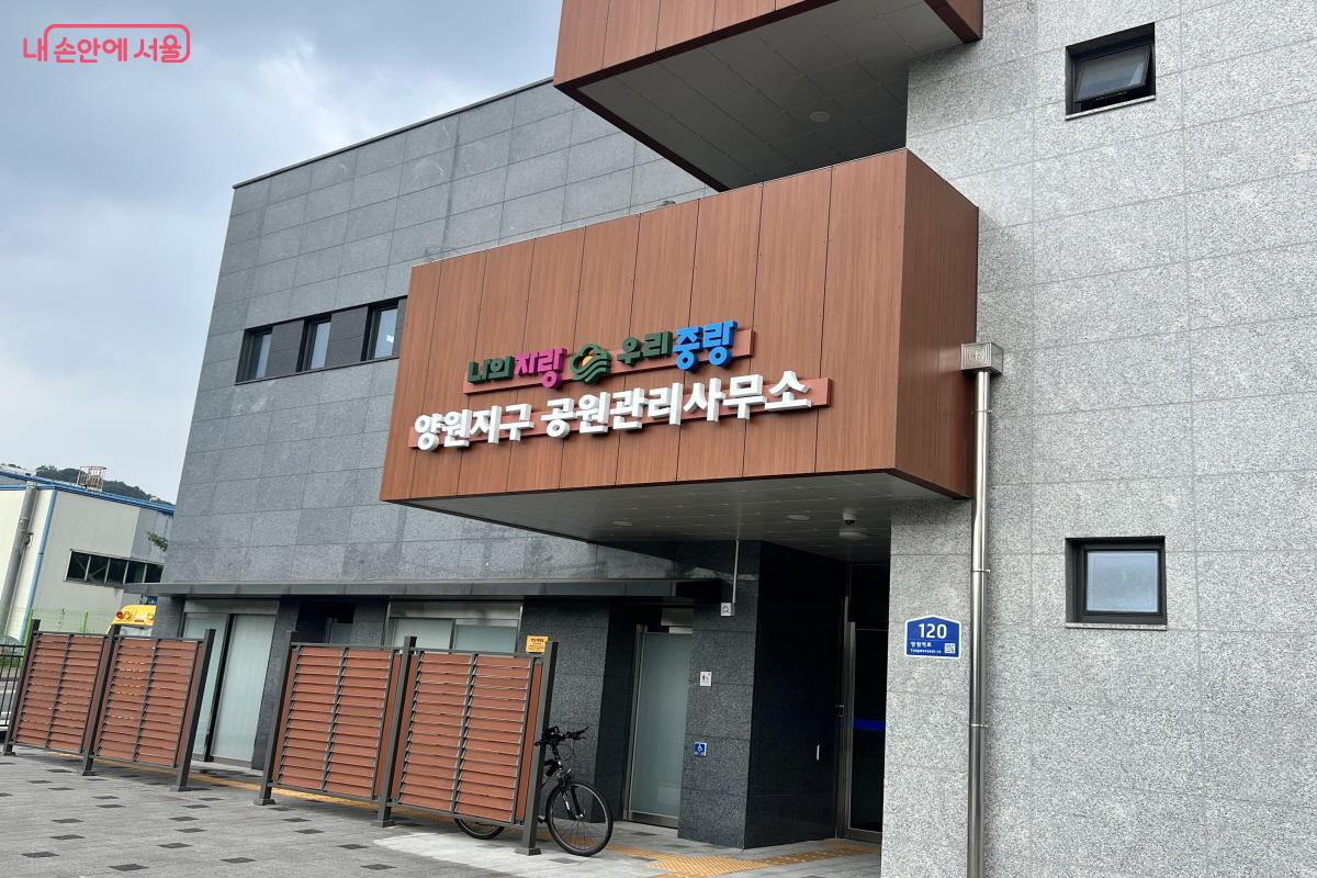 정문으로 들어가 엘리베이터를 타고 2층으로 이동하면 중랑 목재문화체험장이 나온다. &copy;박지영 