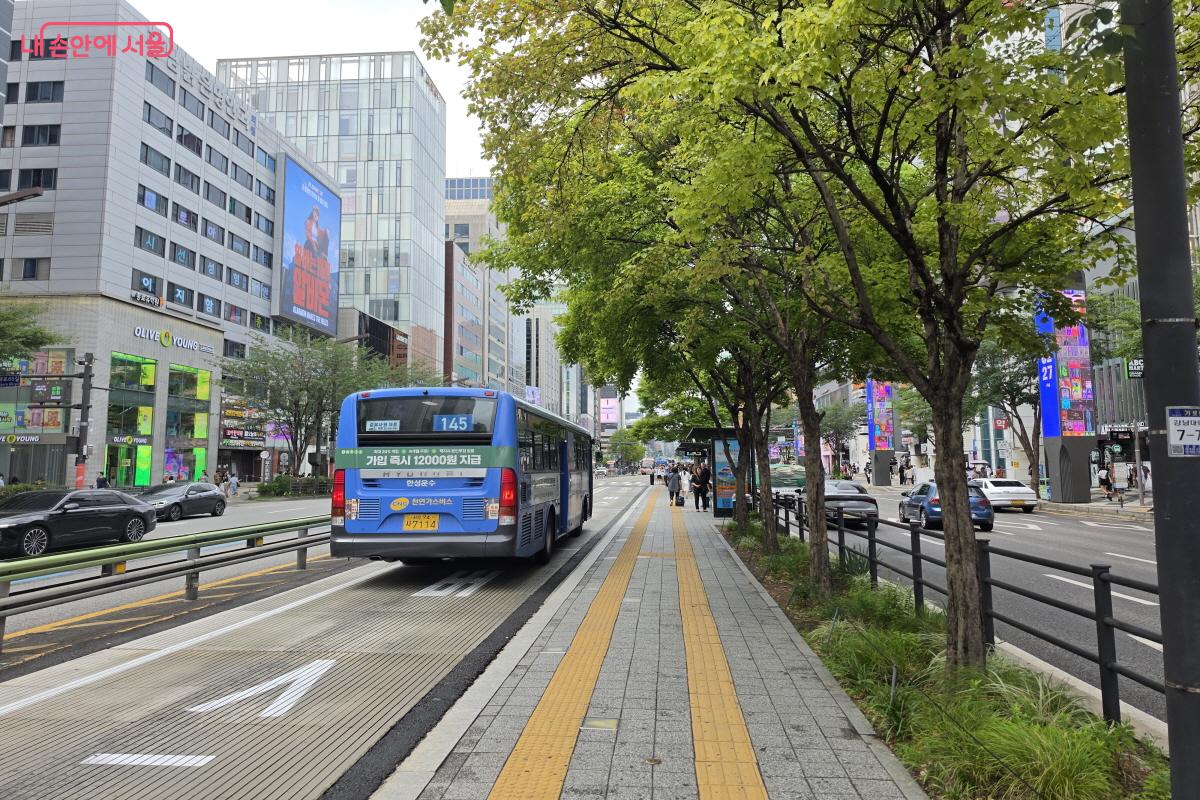 2023년 서울시가 처음으로 맞춤형 횡단보도를 도입한 강남역 중앙버스정류소 ©조송연