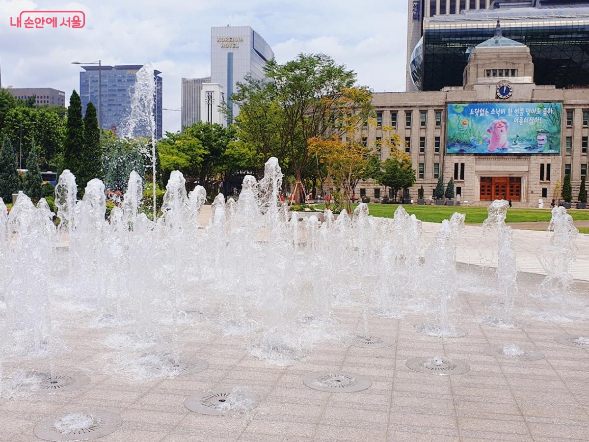 서울광장 바닥분수는 서울도서관과 인접해 휴식하기 좋다. &copy;엄윤주
