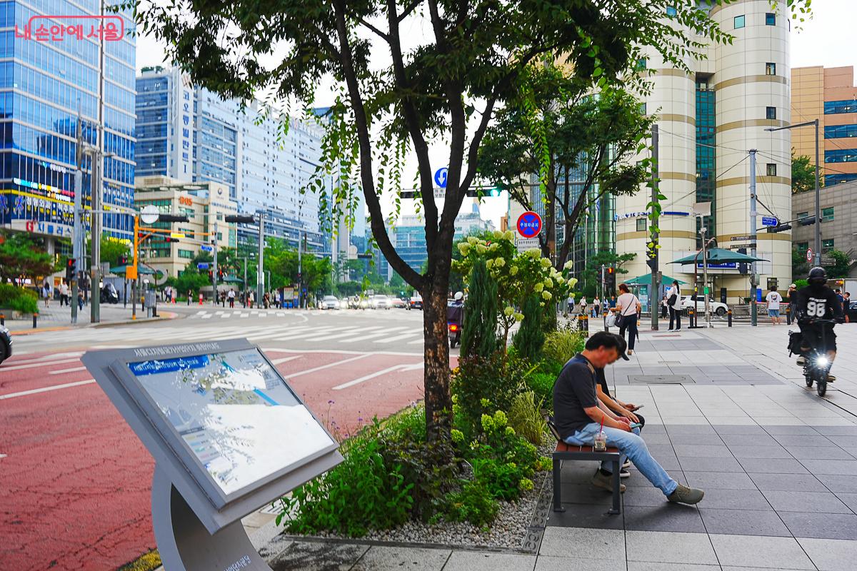 조성된 화단 옆 벤치에서 휴식을 취하는 시민을 만날 수 있다. ©김성무