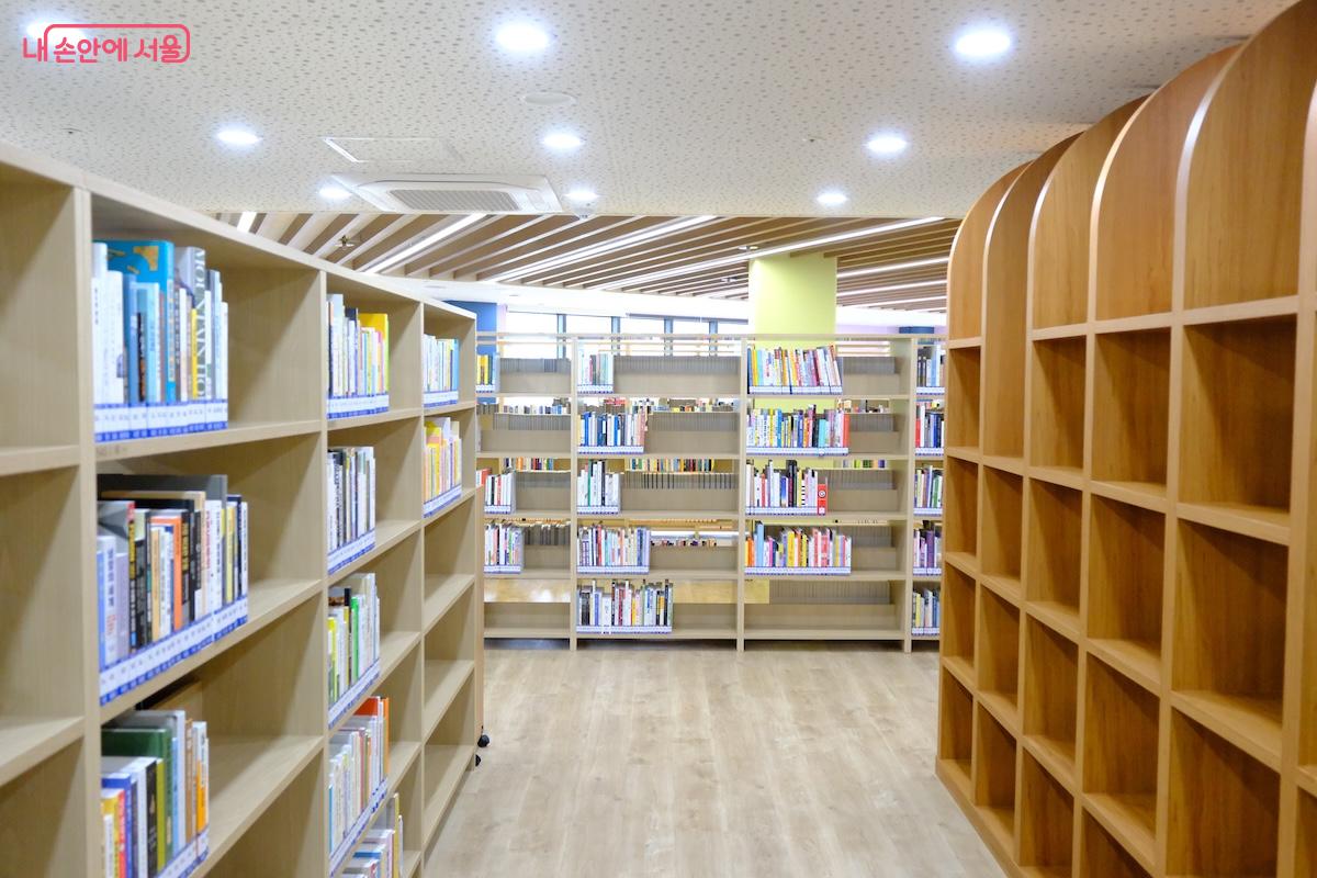 무더운 여름철 새롭게 개관한 구로천왕도서관은 좋은 문화공간의 대안이 되어준다.