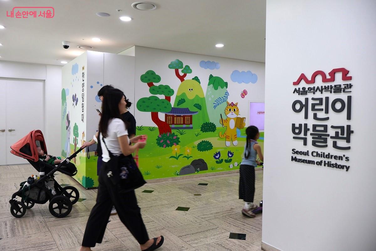 아기자기한 캐릭터로 꾸며진 어린이박물관 입구 &copy;이봉덕