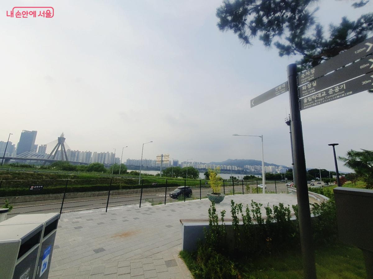 전망대 시설에서 바라본 한강 풍경, 올림픽대교 풍경이 파노라마처럼 펼쳐진다. ©김병규