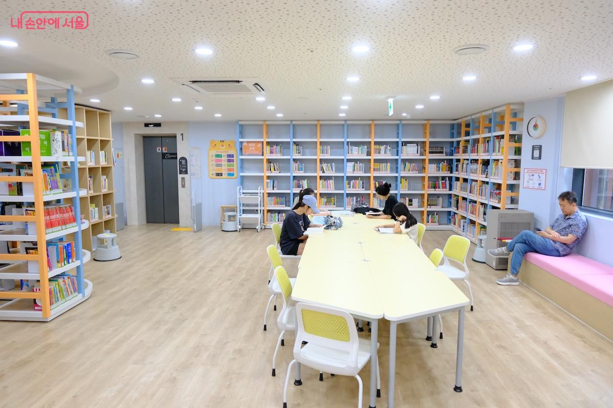 천왕도서관은 천왕역 인근에 있는 천왕역모아엘가트레뷰아파트 단지 내에 위치하고 있다.