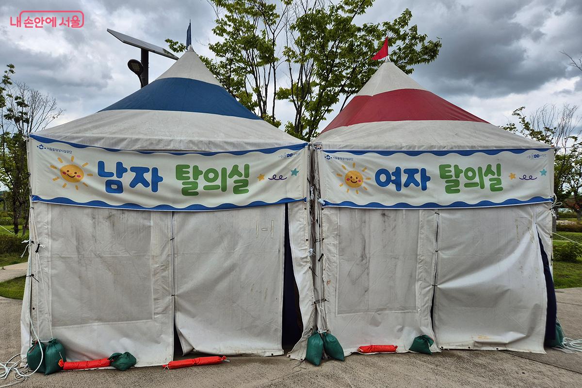 수영장 바로 옆에 설치되어 사용이 편리한 탈의실