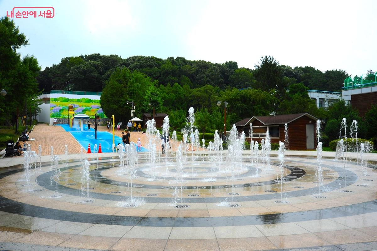 보라매공원 물놀이장 아래 조성된 바닥분수 ©조수봉