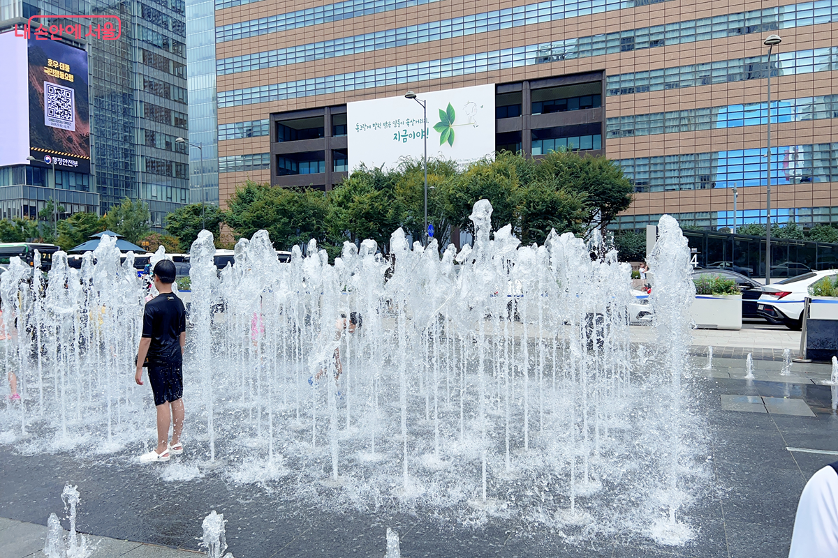광화문광장에 마련된 바닥분수 &copy;백진숙